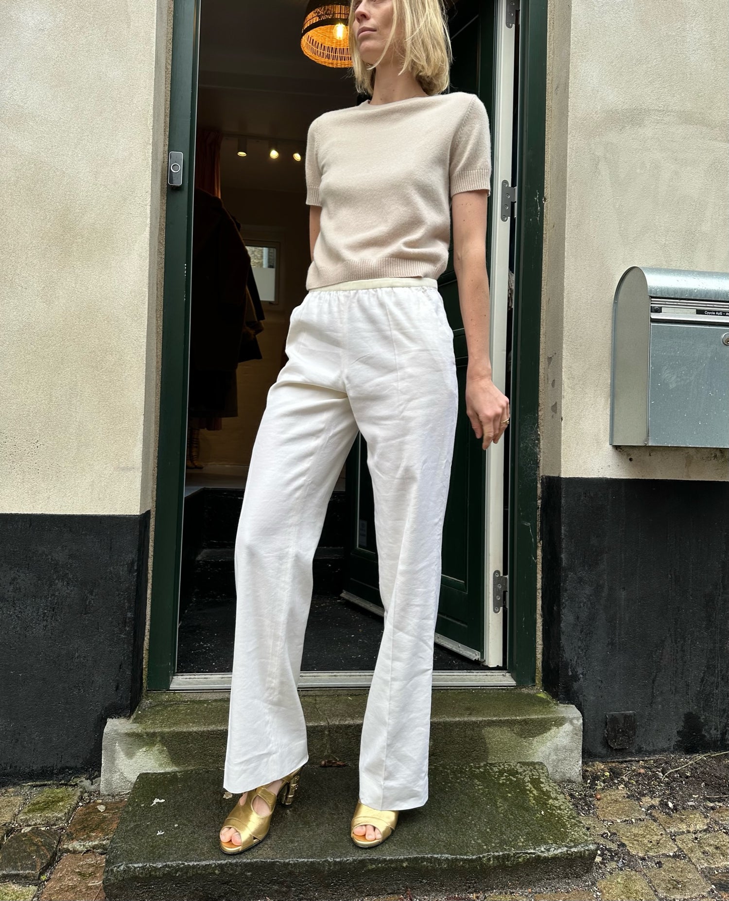 Haider Ackermann hvide bukser på model forfra
