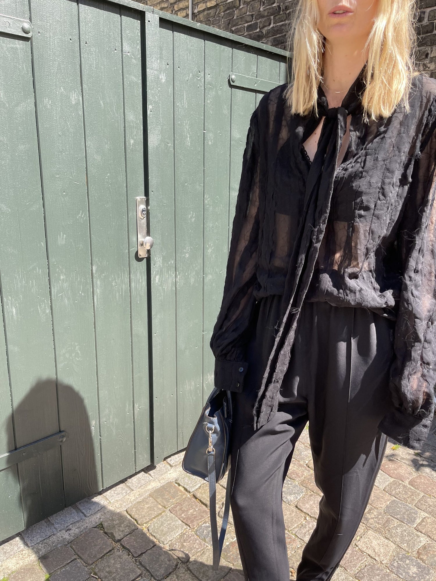 Stasia bluse sort på model forfra