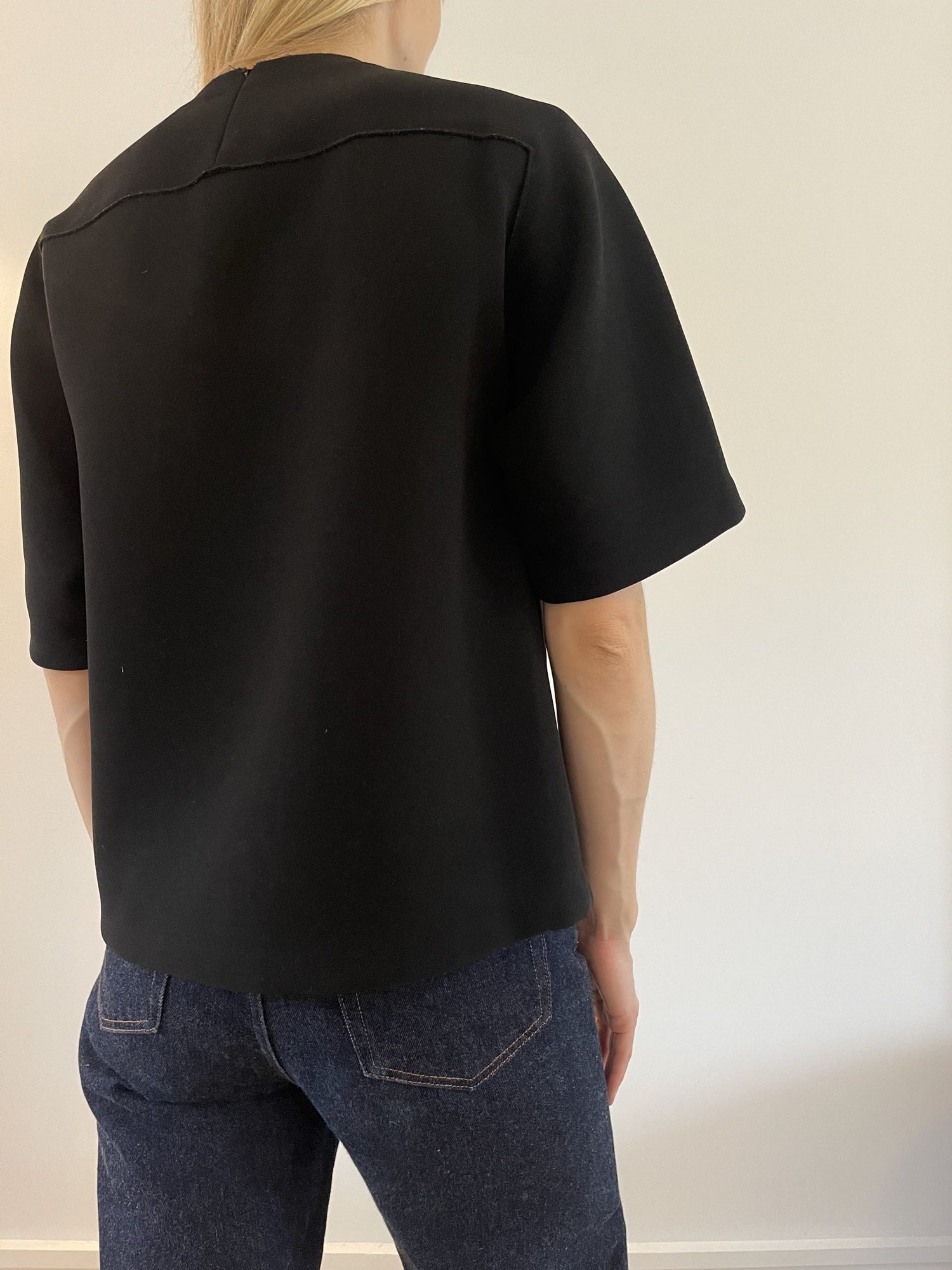 Phillip Lim bluse/t-shirt sort på model bagfra