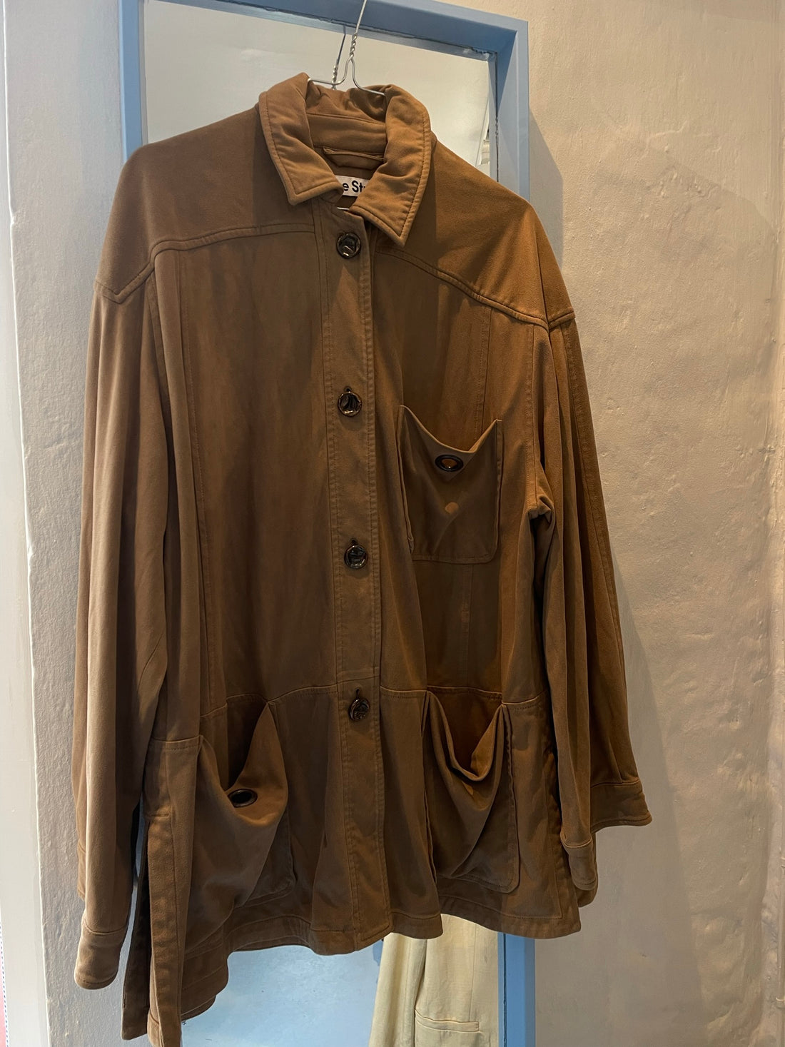 Acne Studios suedejakke lysebrun forfra