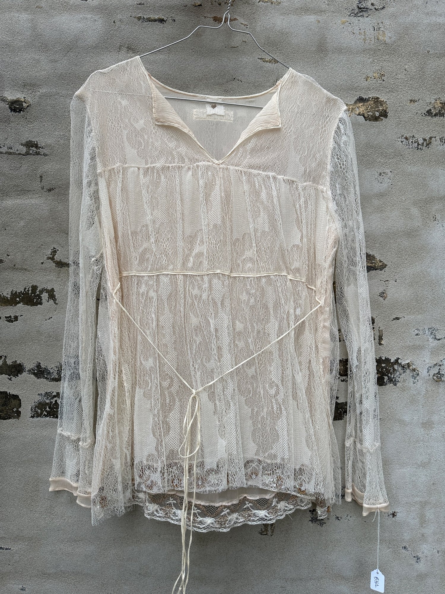 Julie Fagerholt/Heartmade blondebluse væg