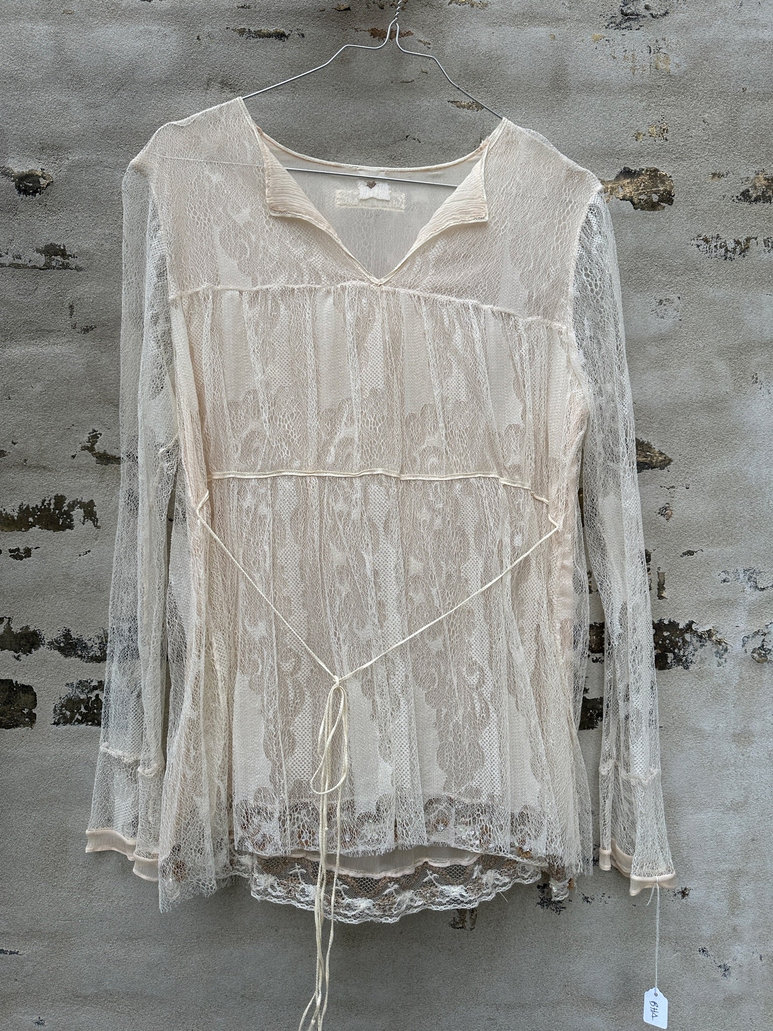 Julie Fagerholt/Heartmade blondebluse væg