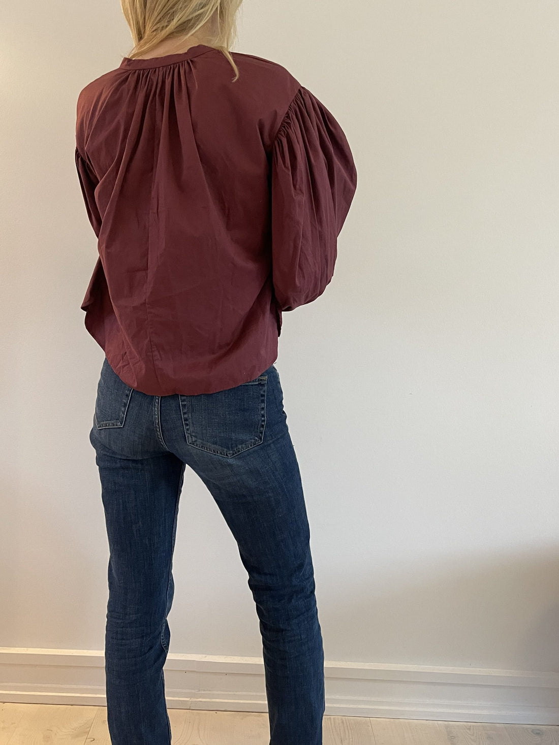 Isabel Marant bluse bordeaux på model bagfra