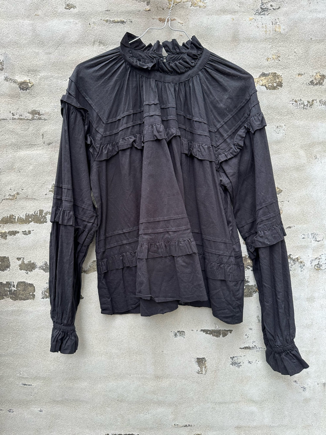 Skall studio bluse sort væg