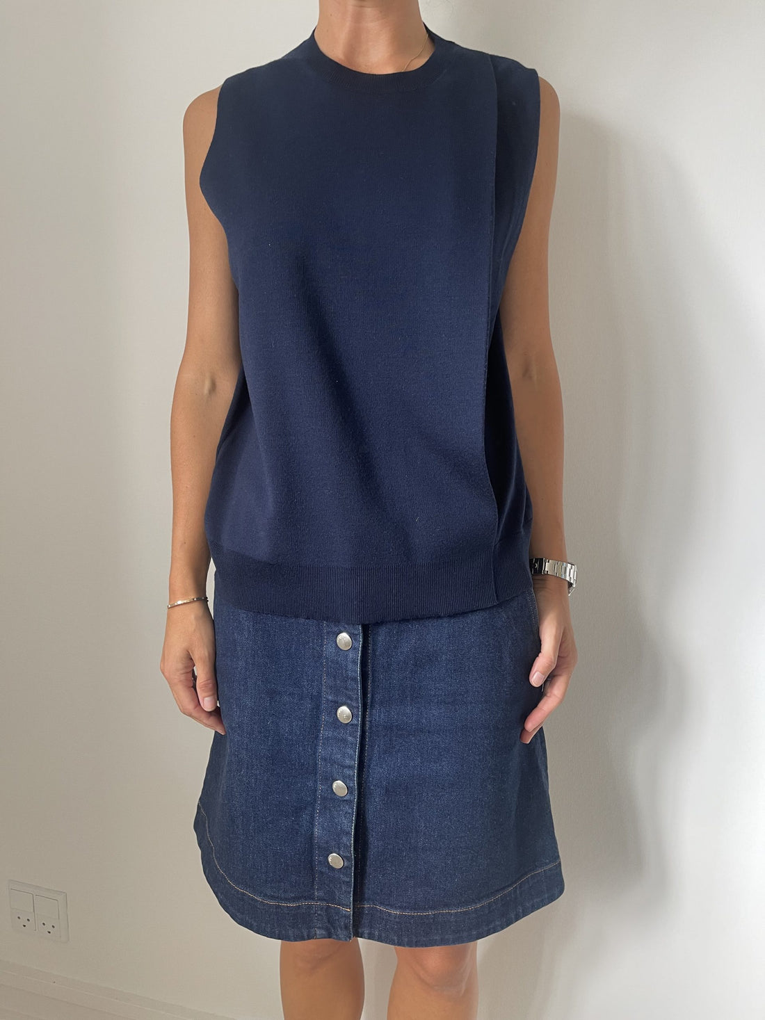 Celine bluse navy på model forfra
