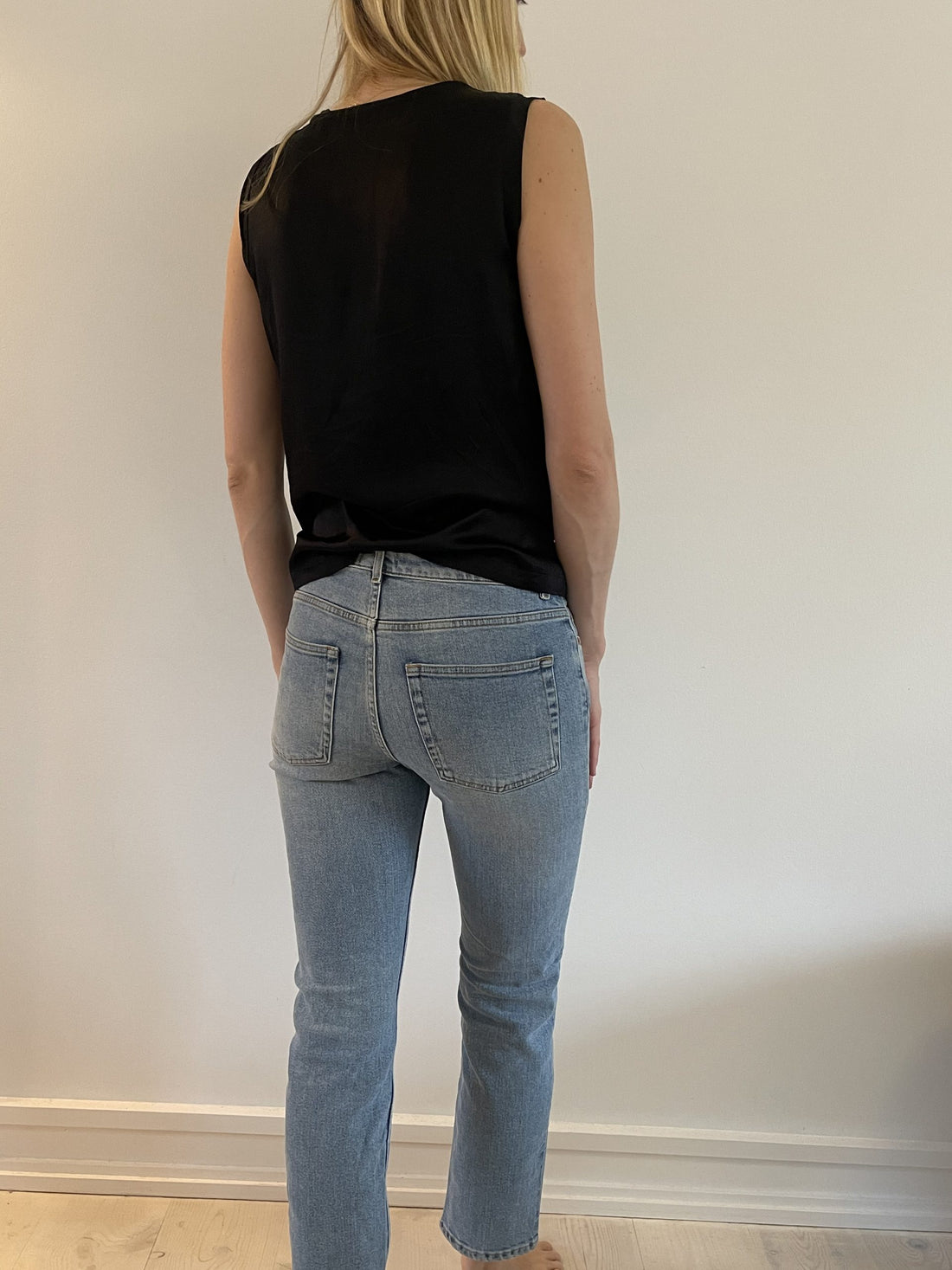Acne Studios Jeans lyseblå på model bagfra