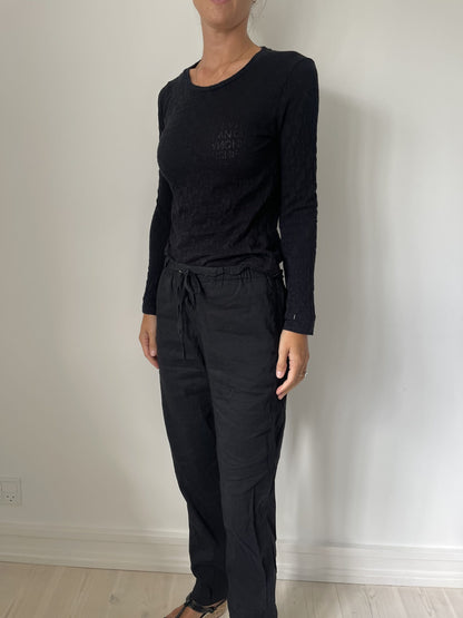 Blanche logo bluse sort på model forfra