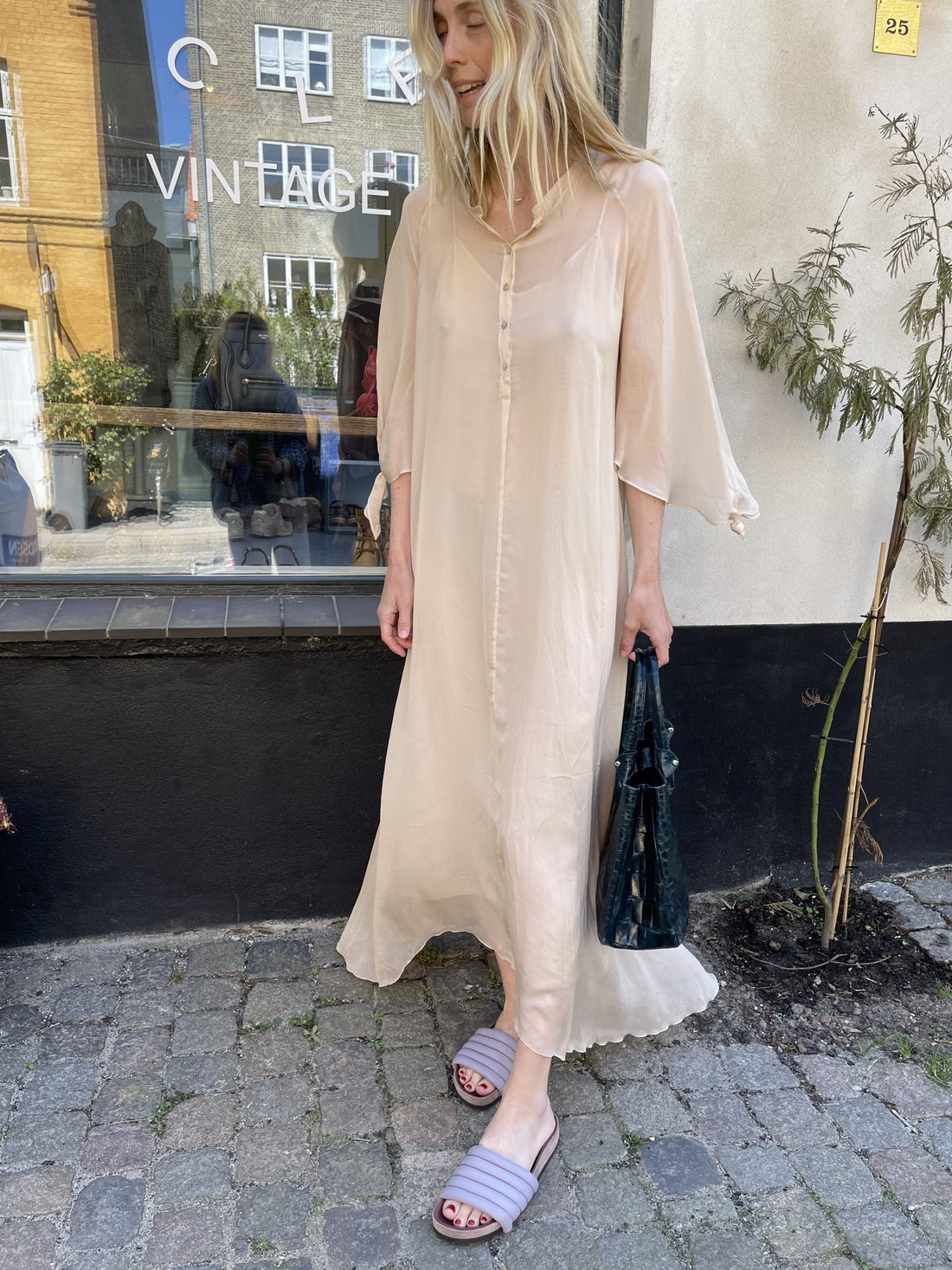 Forte forte kjole på model forfra