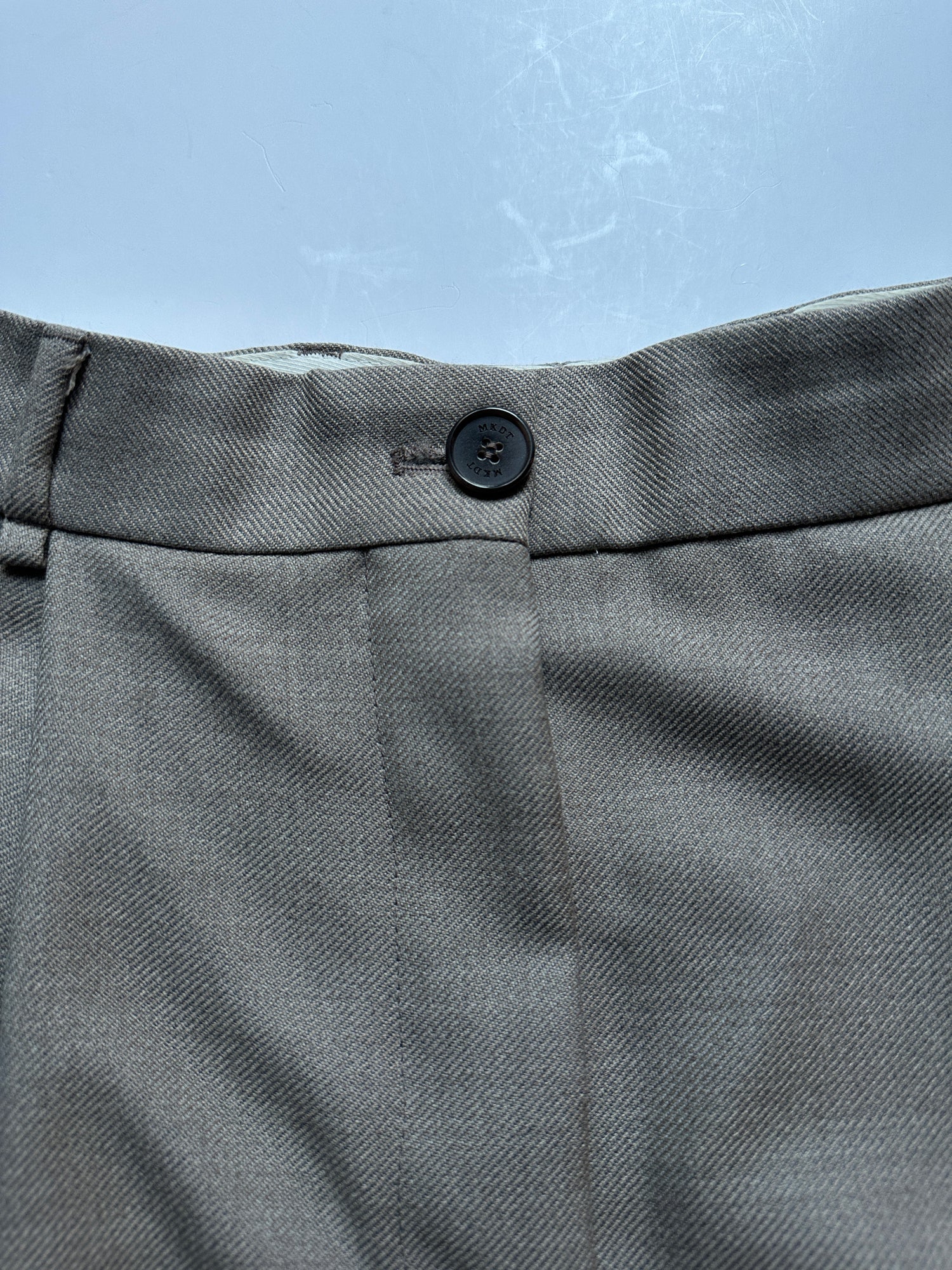 Mark Kenly Domino Tan Bukser