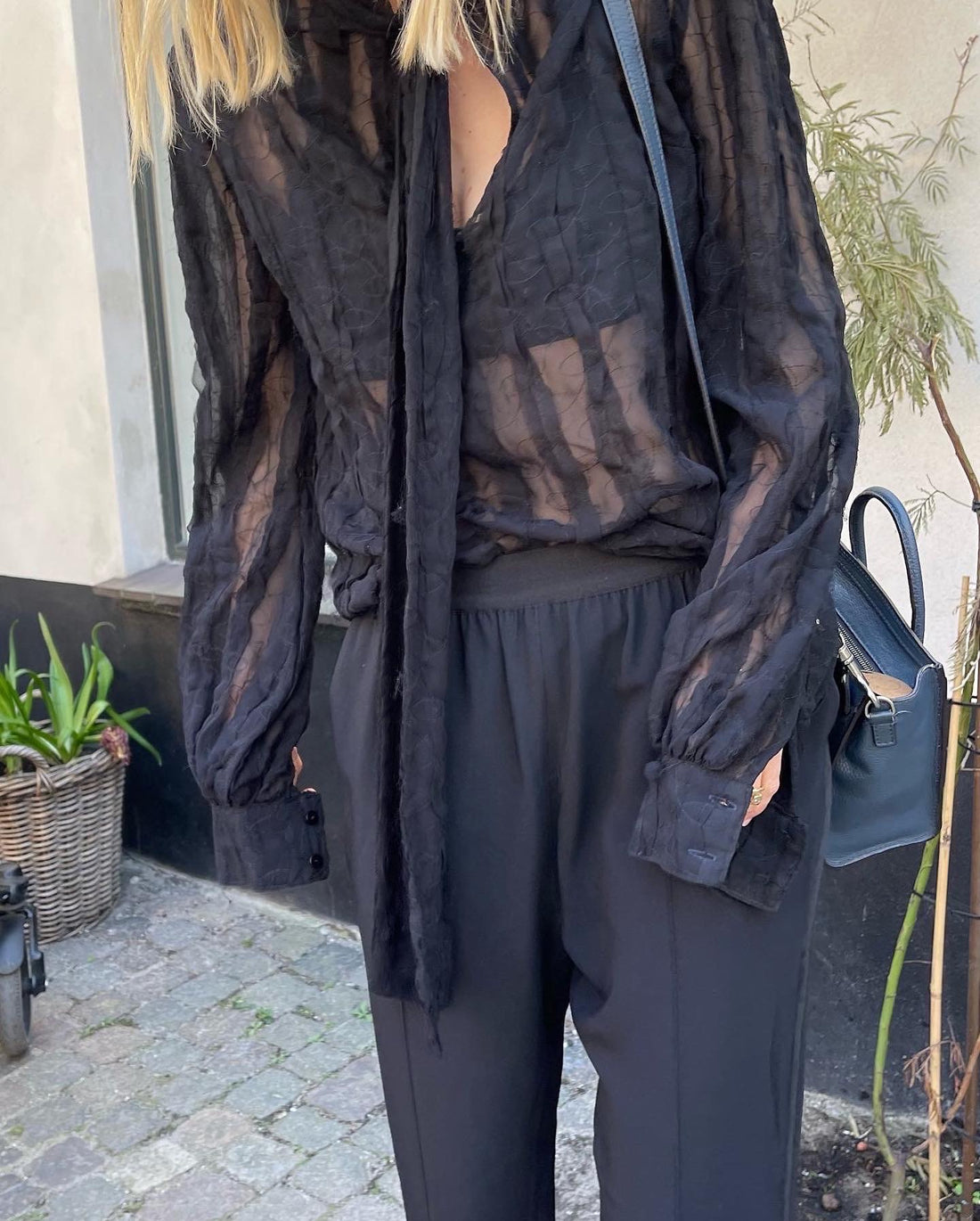 Stasia bluse sort på model tæt på forfra