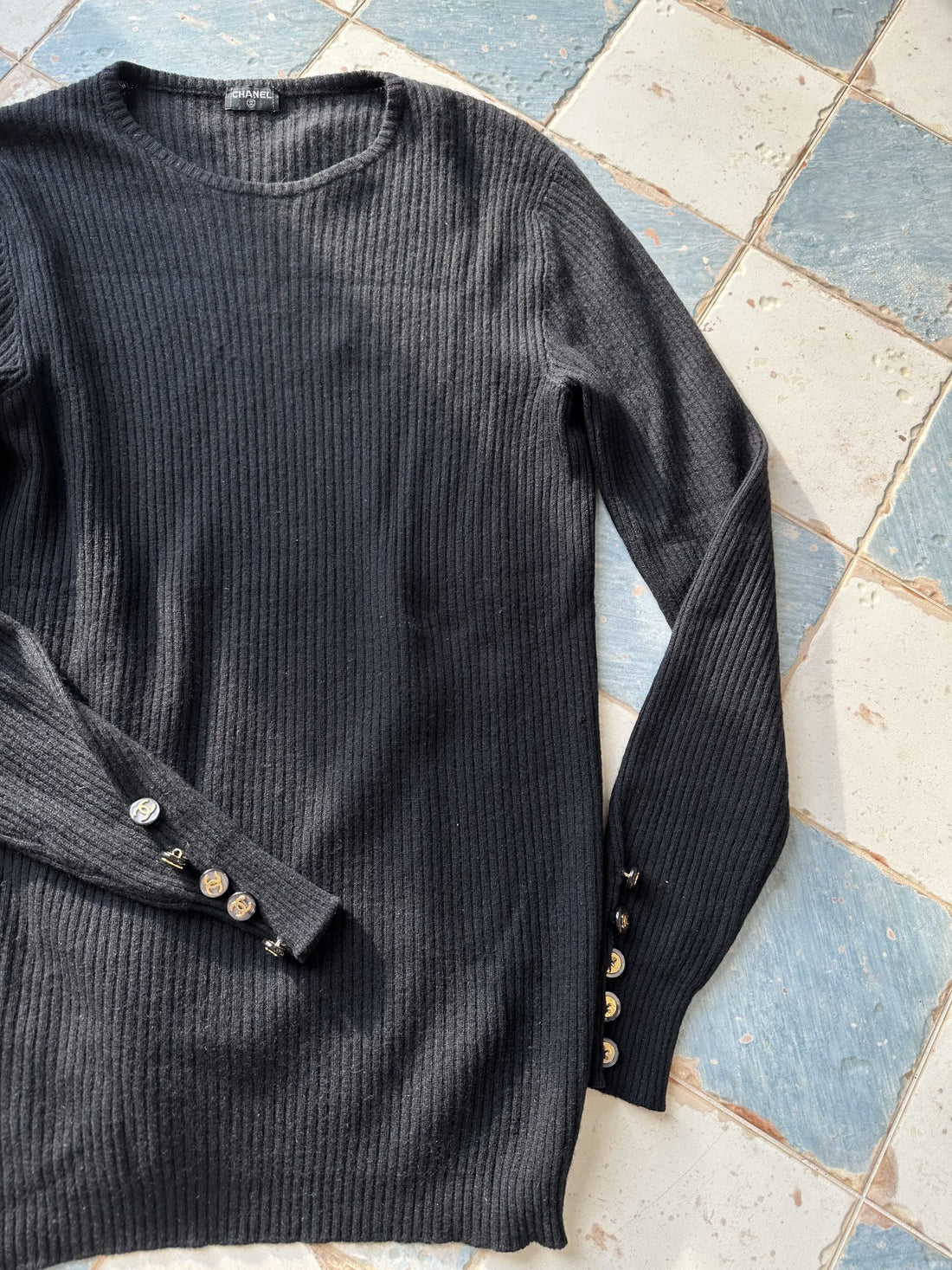 Chanel sweater ribbet sort oppefra