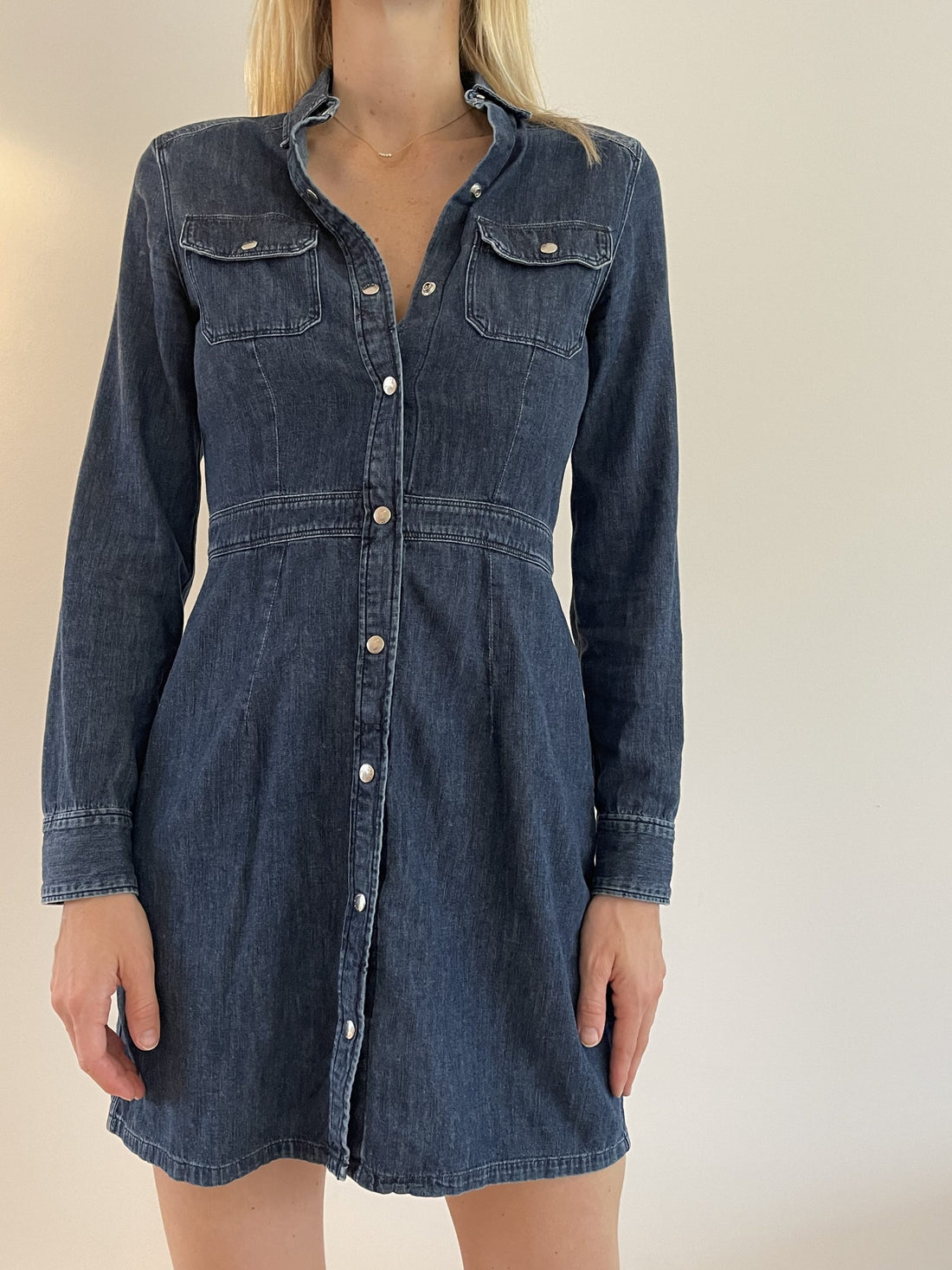 Rag &amp; Bone Kjole denim blå på model forfra