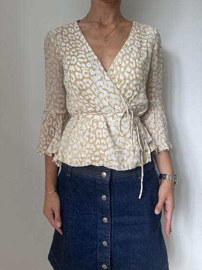 Ganni bluse på model forfra