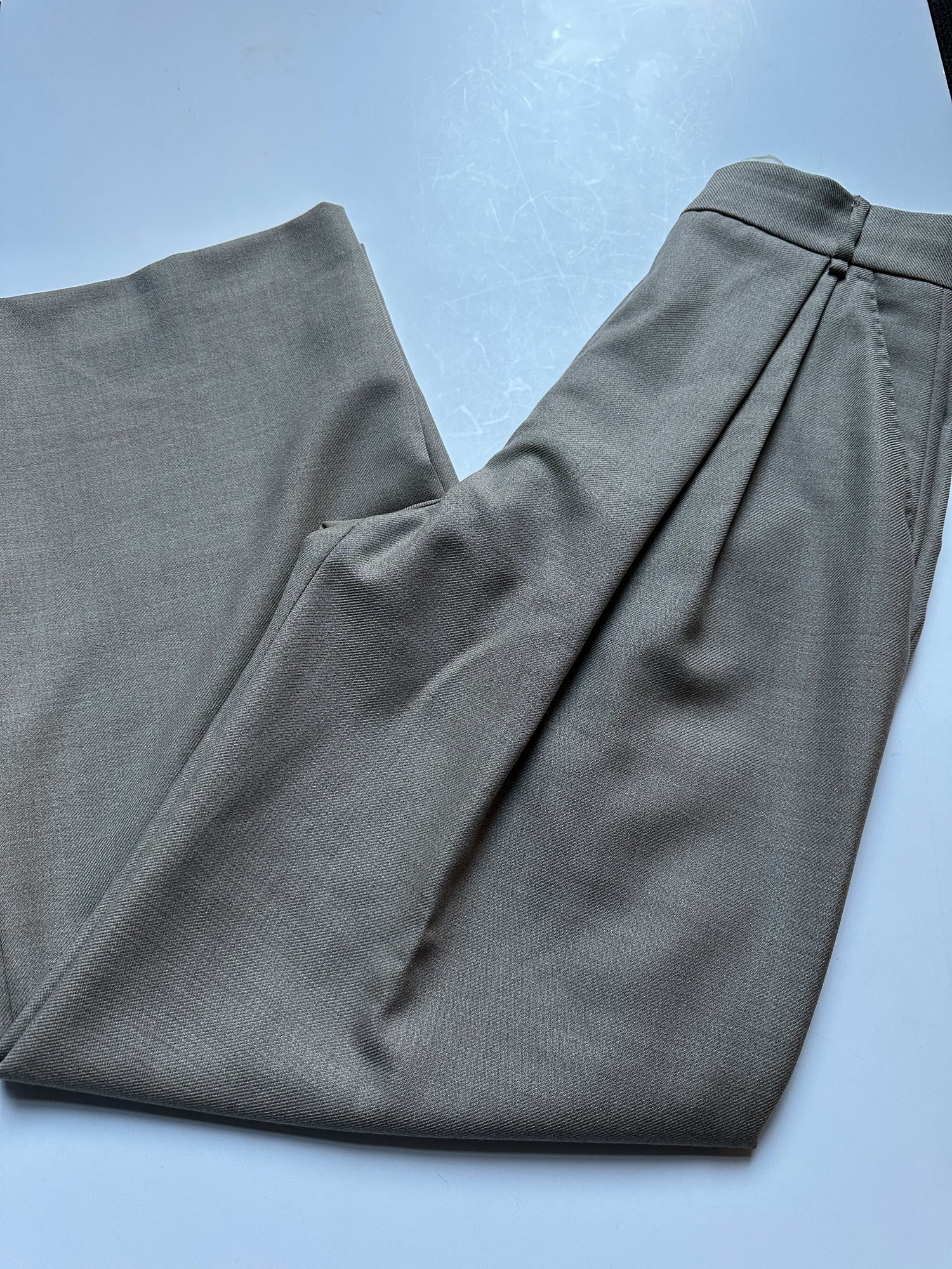 Mark Kenly Domino Tan Bukser