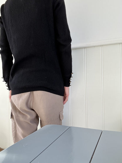Chanel sweater sort ribbet på model bagfra