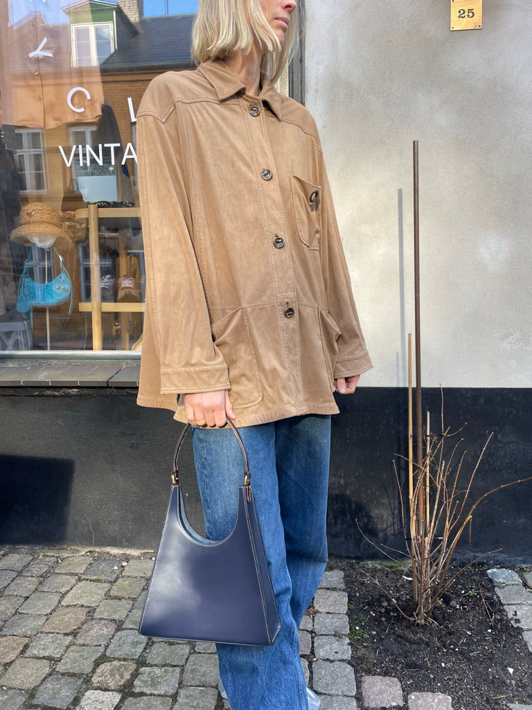 Acne Studios suedejakke lysebrun forfra på model