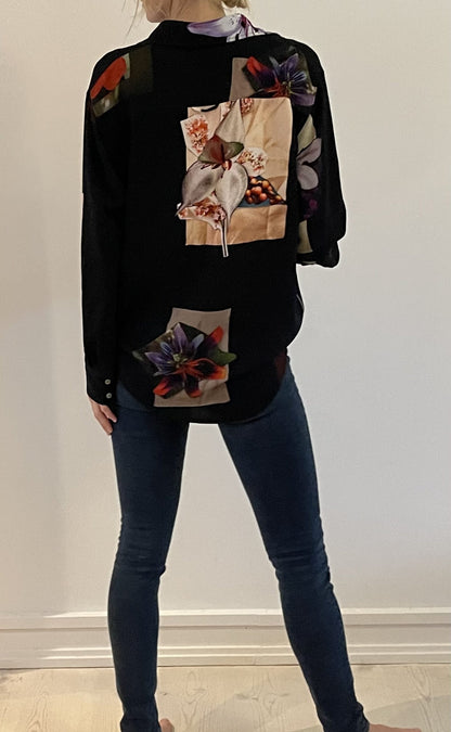 Acne Studios Skjorte sort med blomsterprint på model bagfra