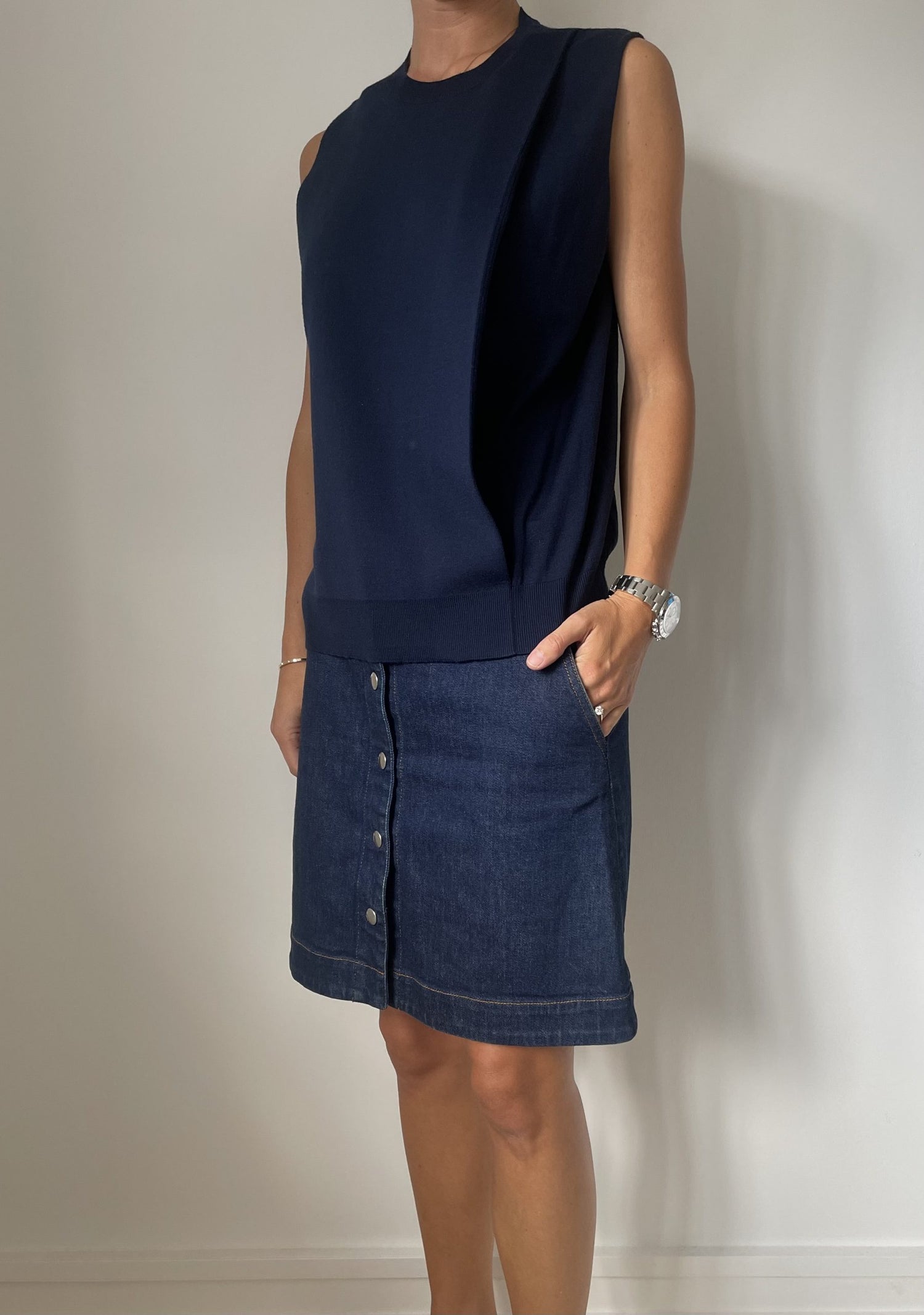 Celine bluse navy på model forfra