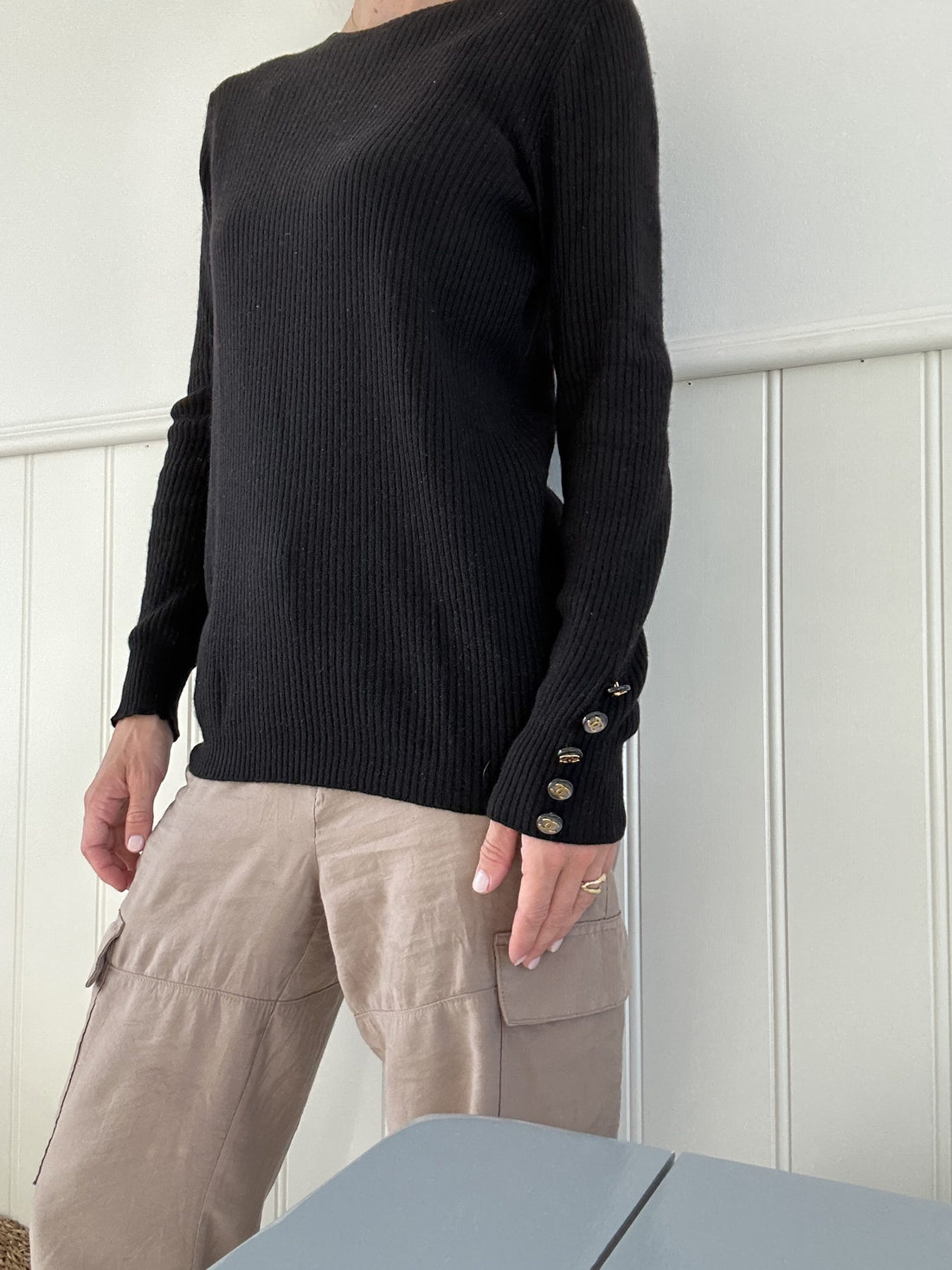 Chanel sweater sort ribbet på model side