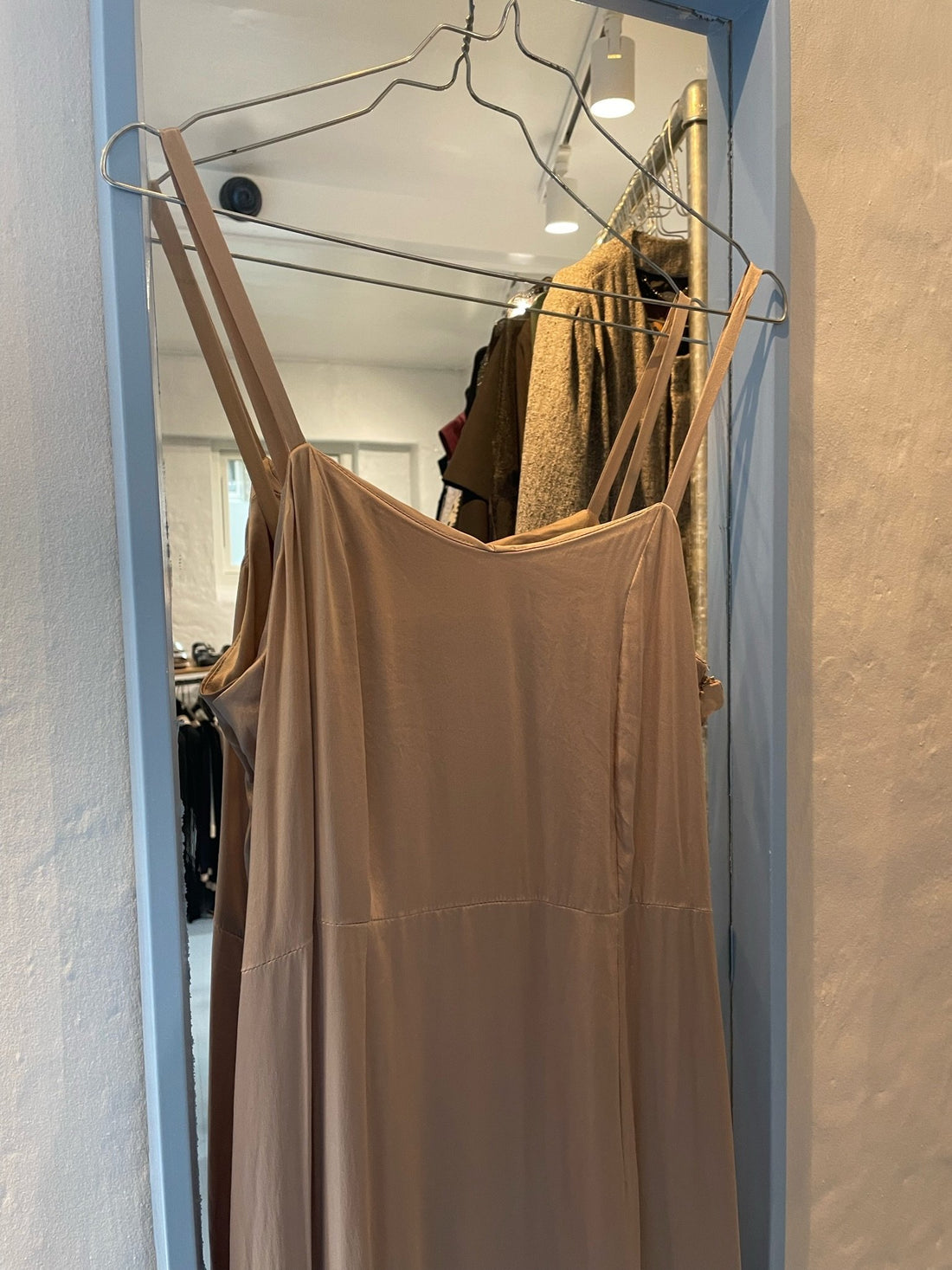 brand unknown kjole beige silke forfra tæt på