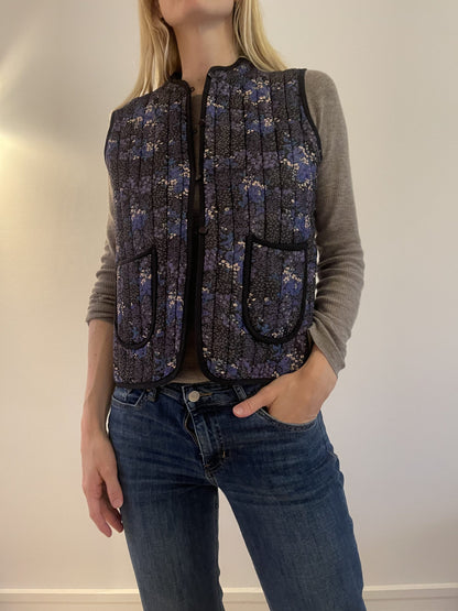 Craftsisters Vest blomstret navy, lilla, grå, sort på model forfra