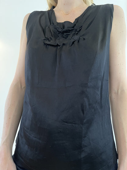 Yves Saint Laurent Bluse kortærmet sort på model tæt på forfra
