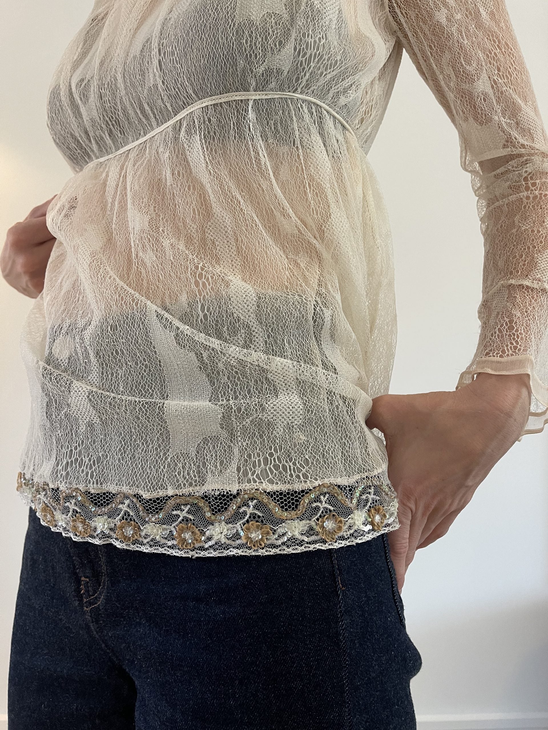 Julie Fagerholt/Heartmade blondebluse på model tæt på side/forfra