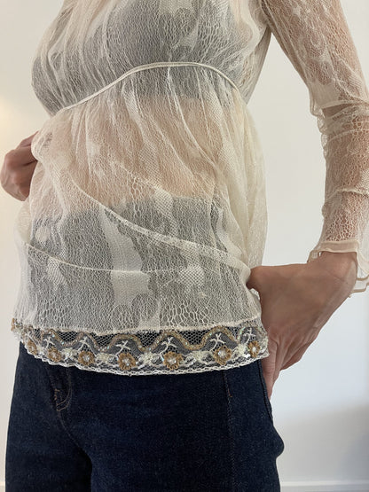 Julie Fagerholt/Heartmade blondebluse på model tæt på side/forfra