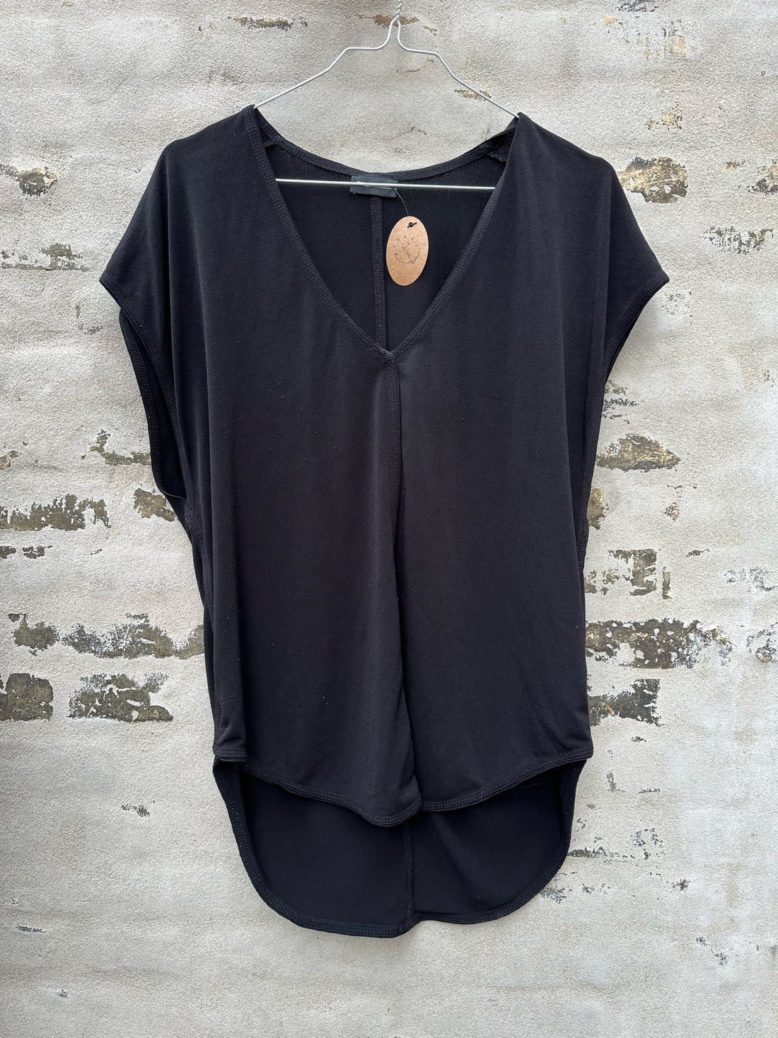 By Malene Birger top sort væg