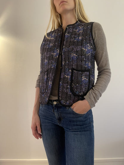 Craftsisters Vest blomstret navy, lilla, grå, sort på model forfra