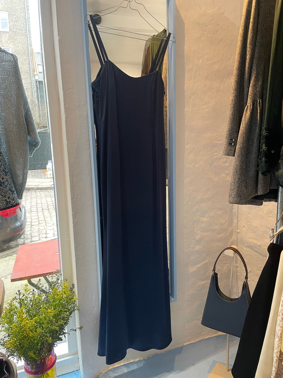 brand unknown kjole mørkeblå silke forfra