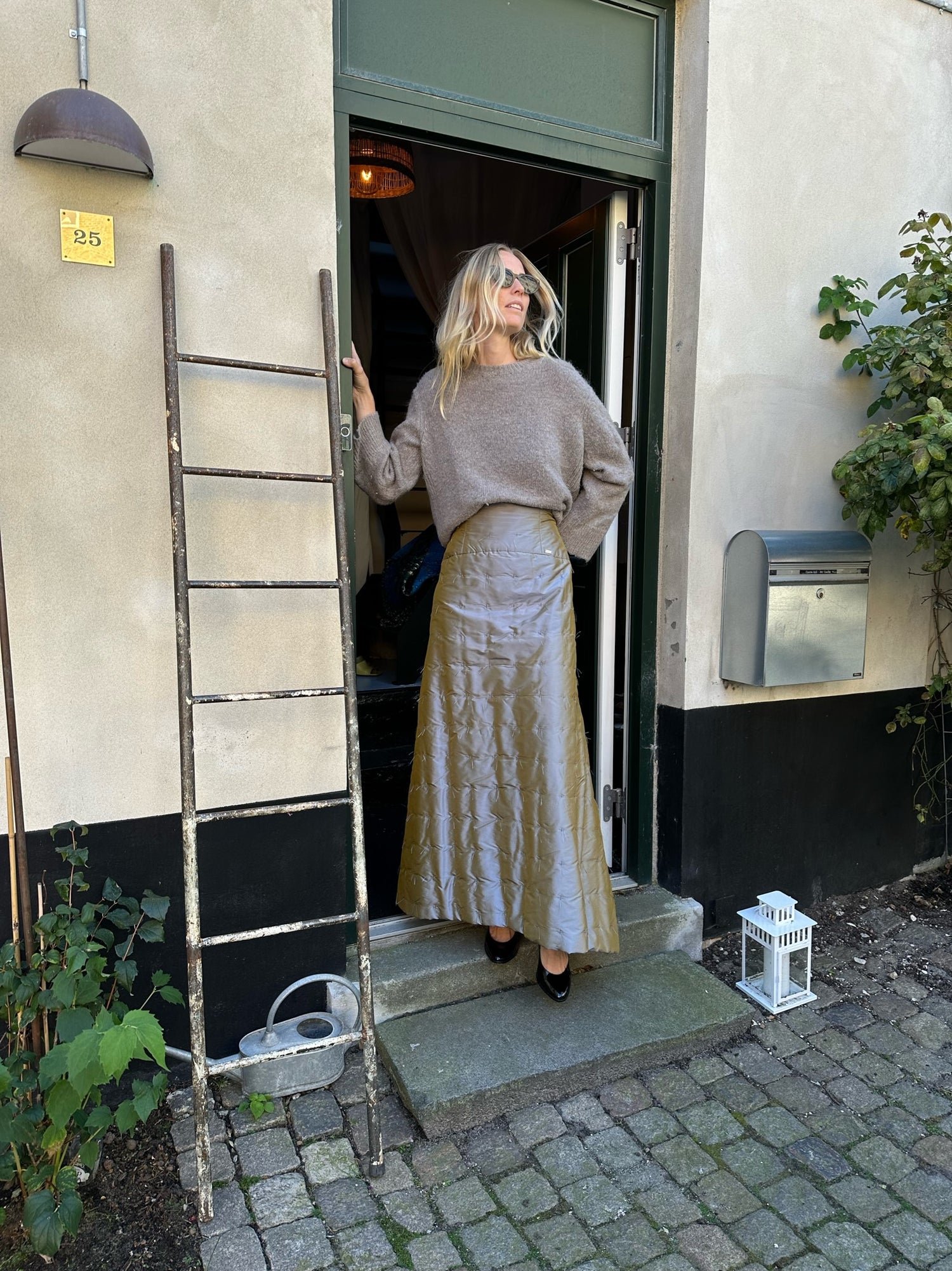 Chanel nederdel grå på model forfra