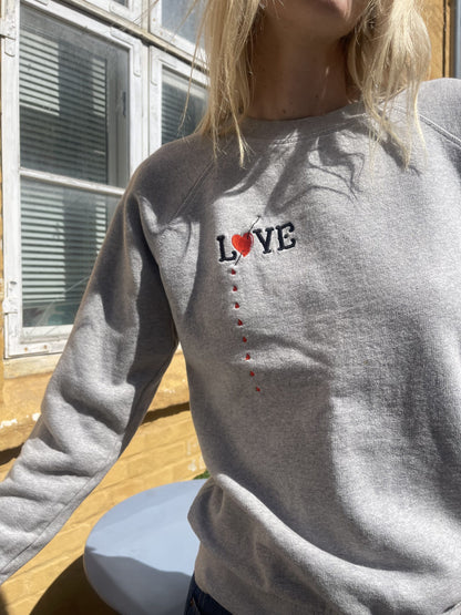 Ganni sweatshirt grå på model forfra tæt på