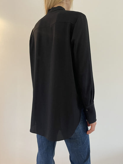 By Malene Birger sort bluse på model bagfra