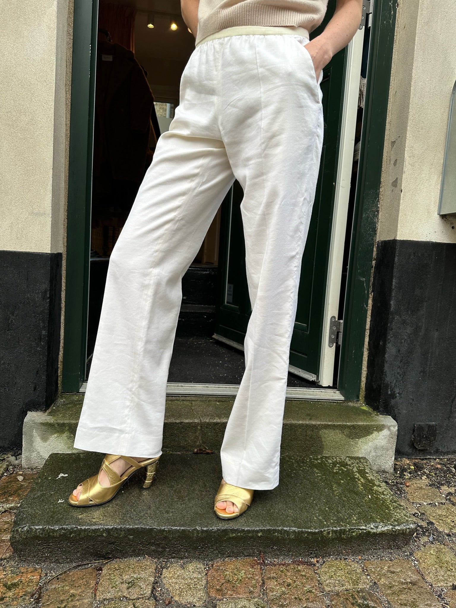 Haider Ackermann hvide bukser på model forfra tæt på