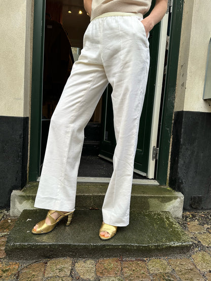 Haider Ackermann hvide bukser på model forfra tæt på