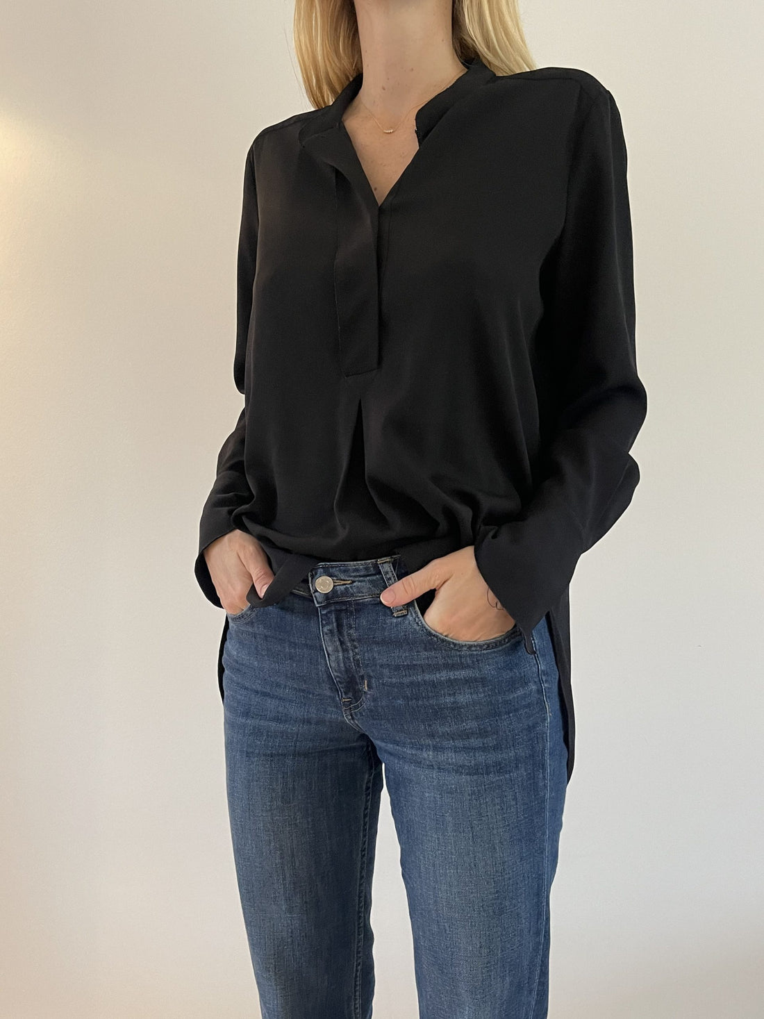 By Malene Birger sort bluse på model forfra