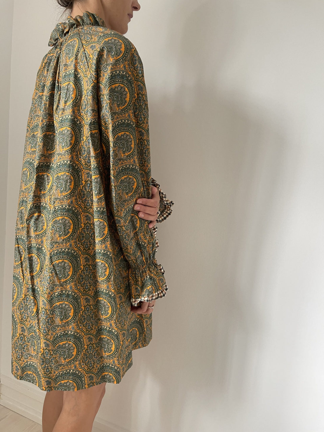 Baum Und Pferdgarten Kjole mønstret orange/grøn på model bagfra