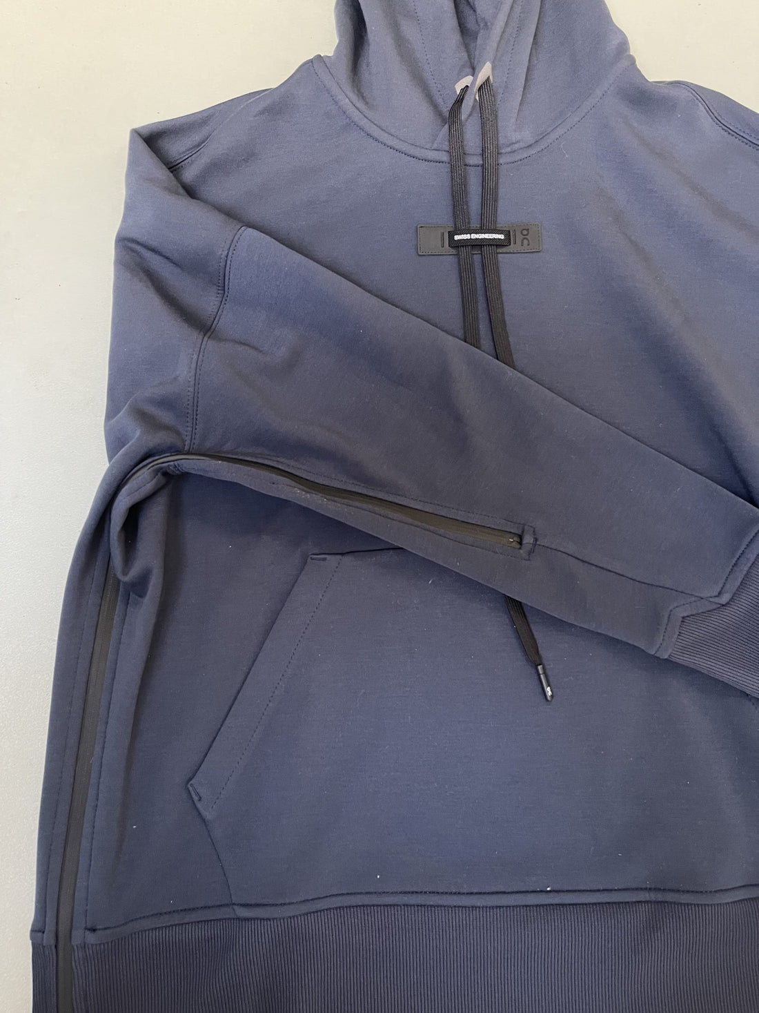 On cloud hættetrøje mørkeblå forfra