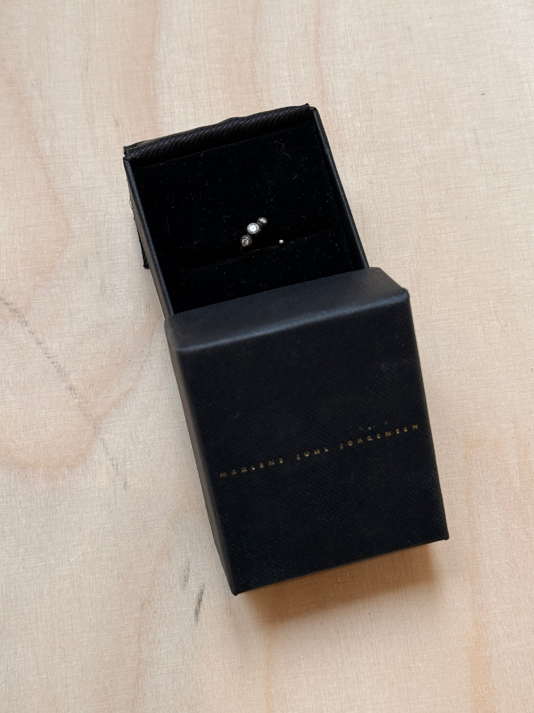 Marlene Juhl Jørgensen Mini Hoop tre diamanter Ørering