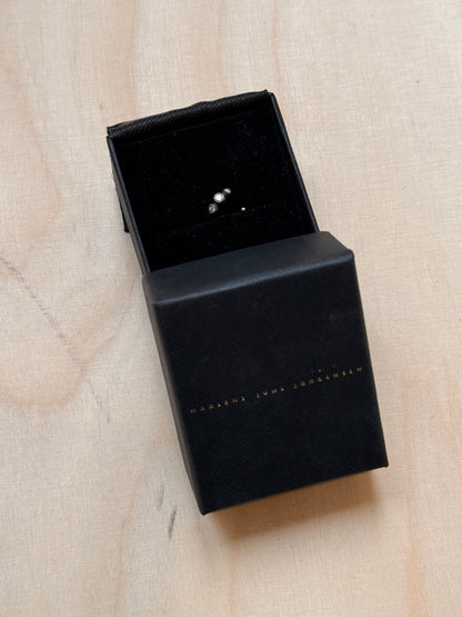Marlene Juhl Jørgensen Mini Hoop tre diamanter Ørering