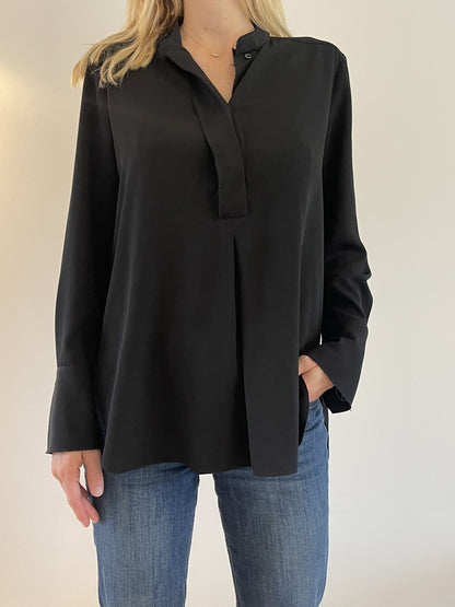 By Malene Birger sort bluse på model forfra