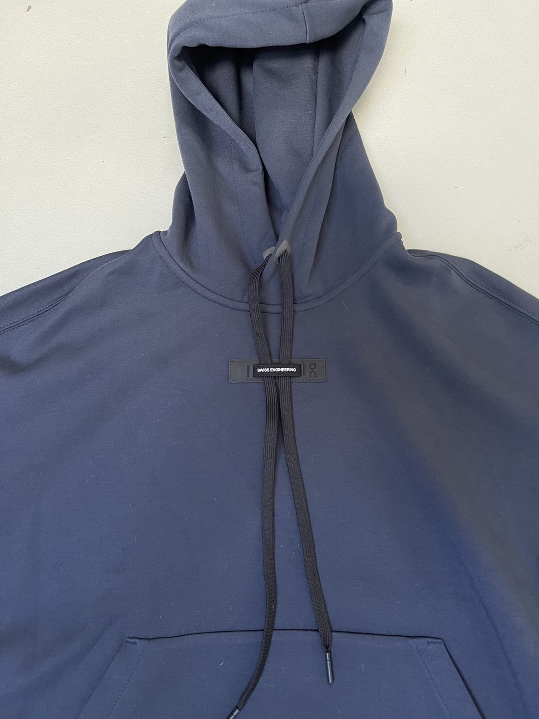 On cloud hættetrøje mørkeblå tæt på forfra