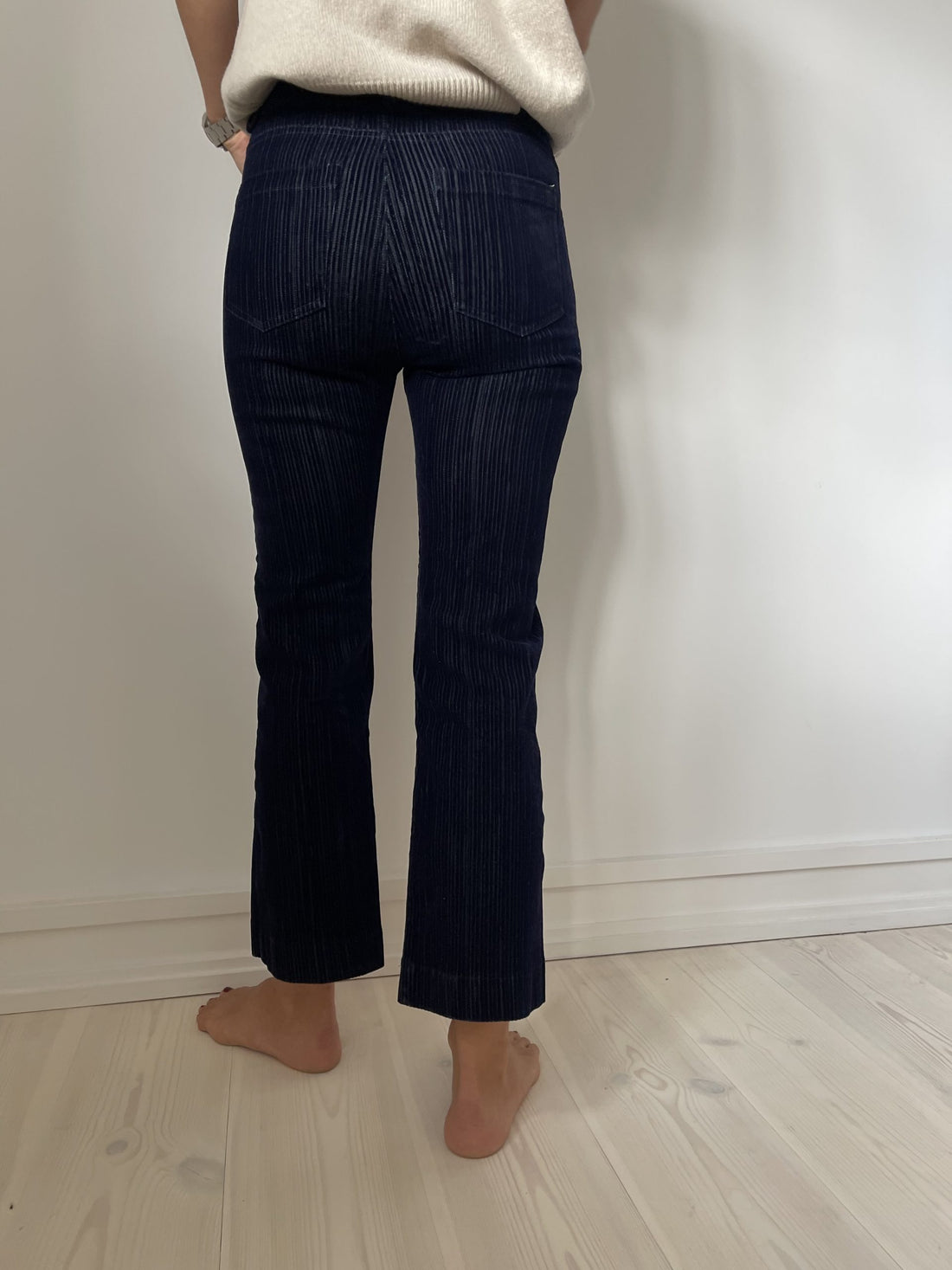 Britt sisseck bukser stribet på model bagfra