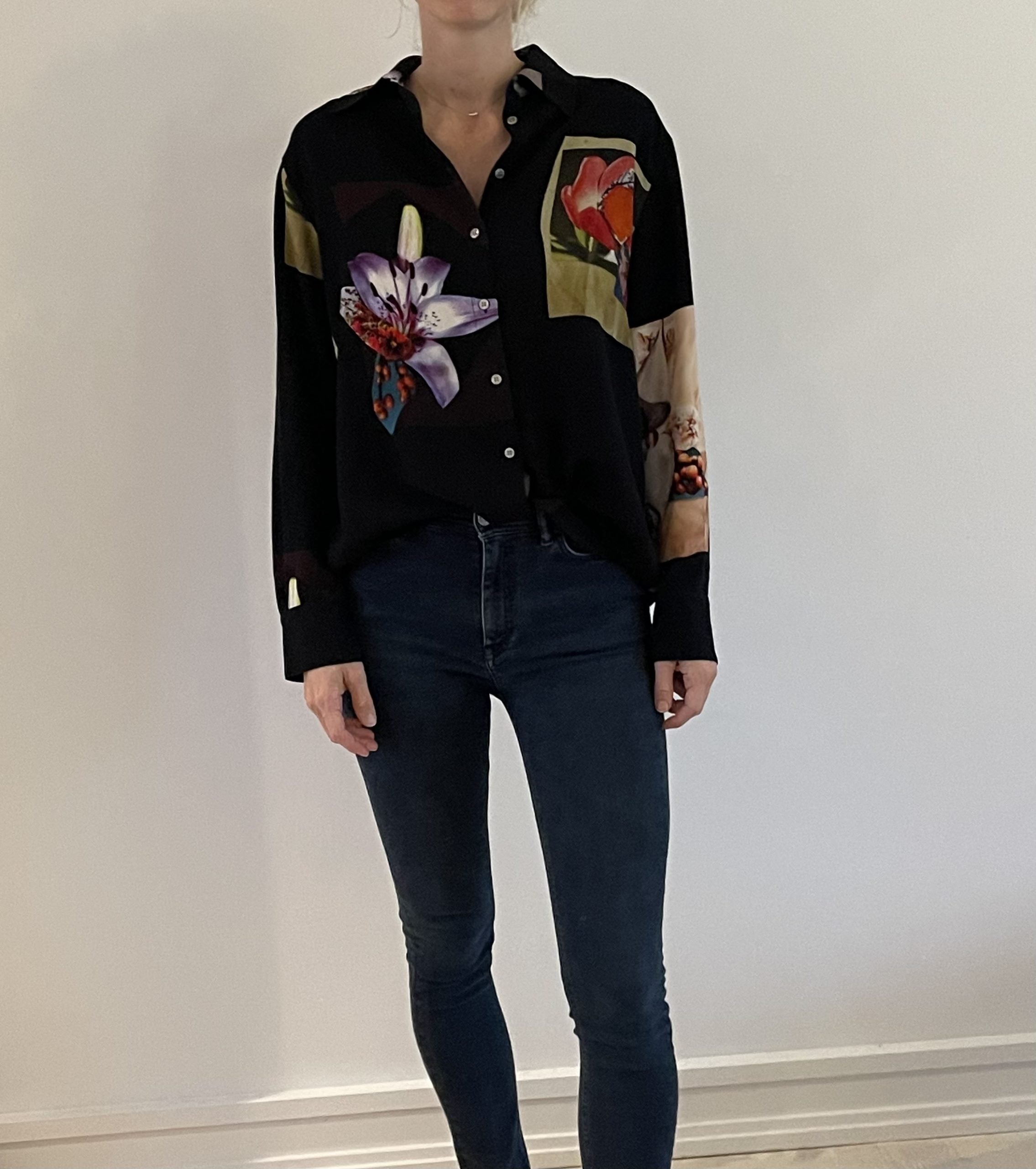 Acne Studios Skjorte sort med blomsterprint på model forfra