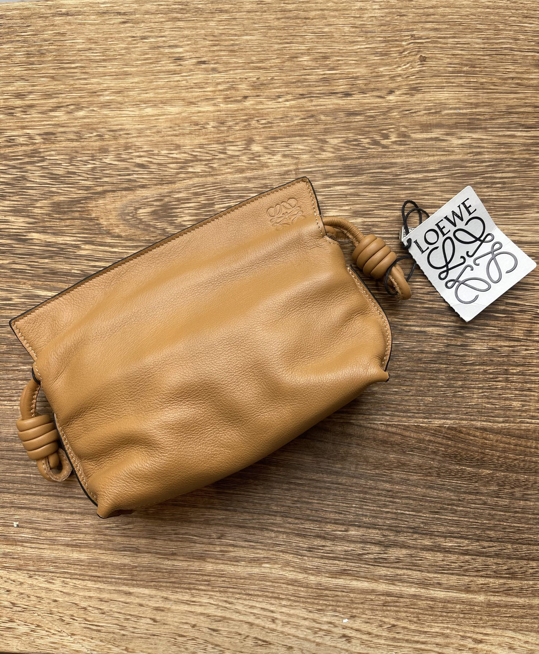 Loewe Mini Clutch Bag lysebrun forfra skrå