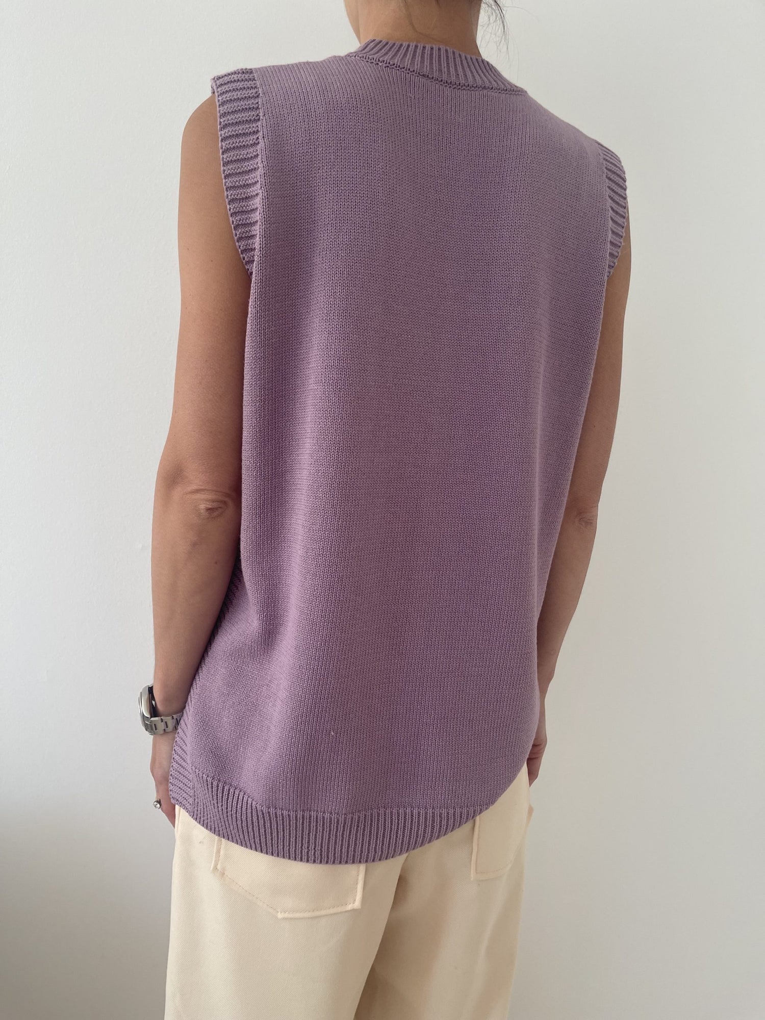 Blanche vest lilla på model bagfra