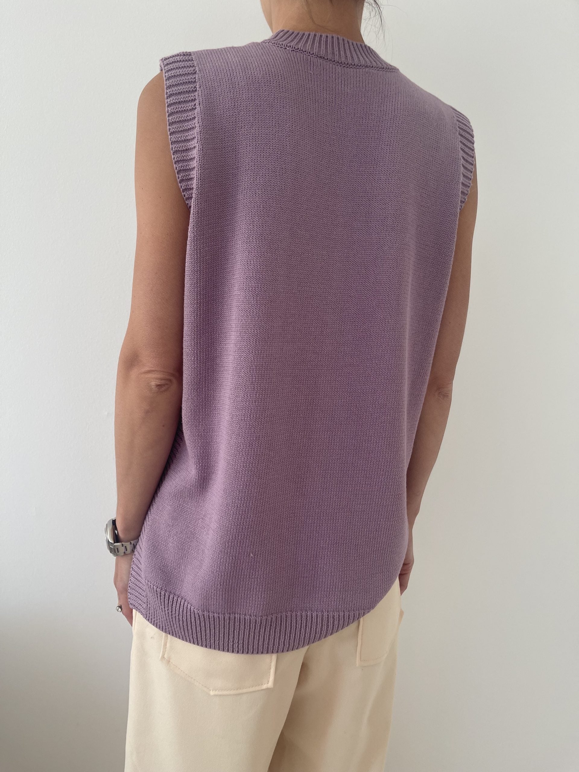 Blanche vest lilla på model bagfra