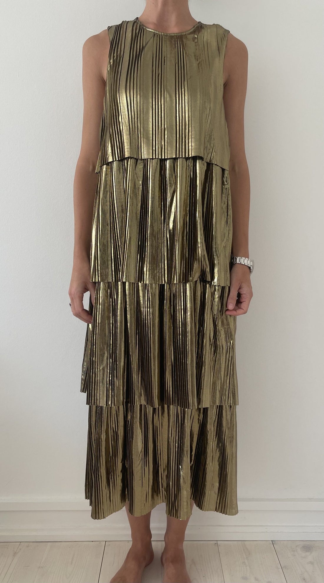 Baum und pjerdgarten plisseret kjole guld forfra på model