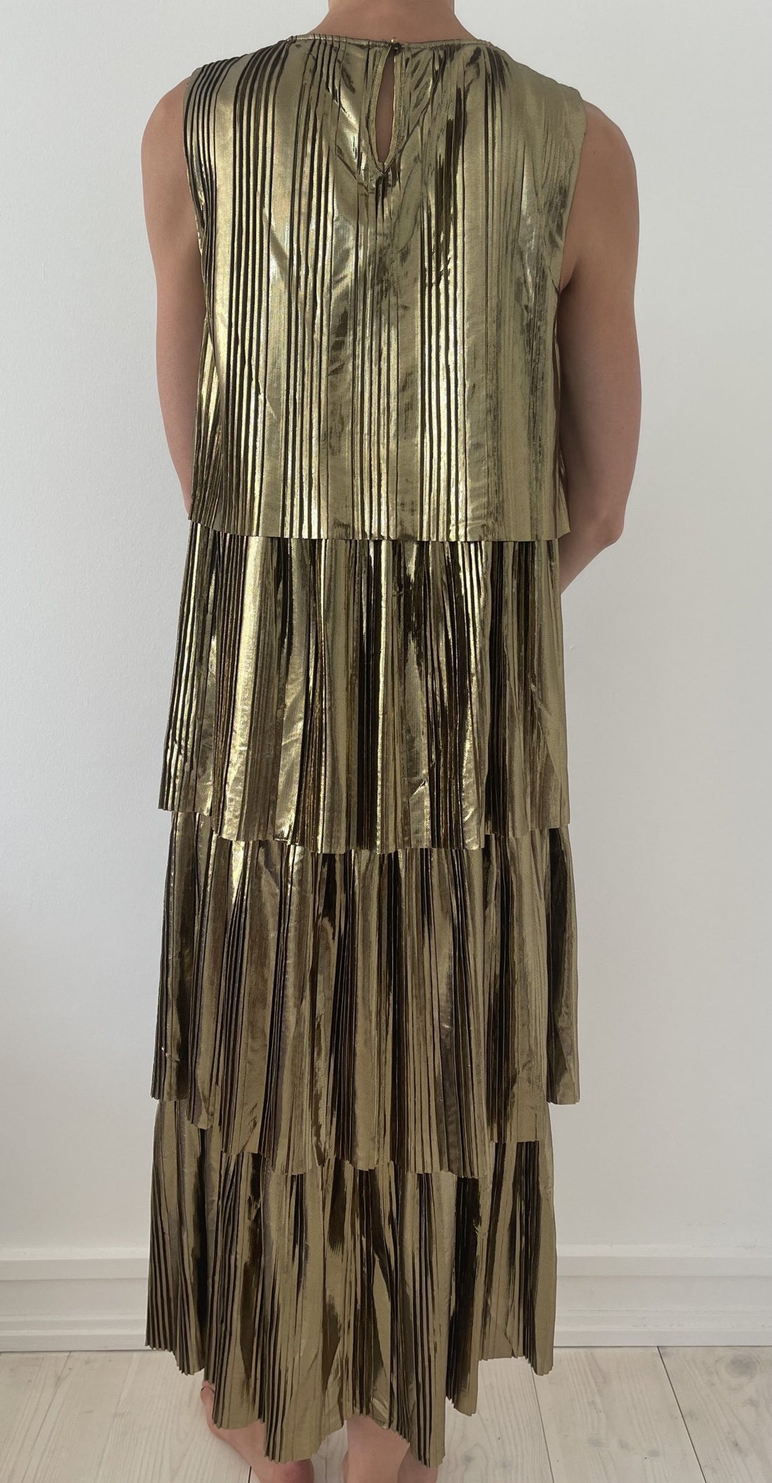 Baum und pjerdgarten plisseret kjole guld bagfra på model